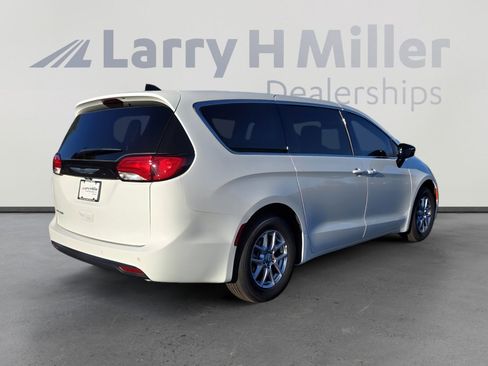 New 2026 Chrysler Voyager LX image 6