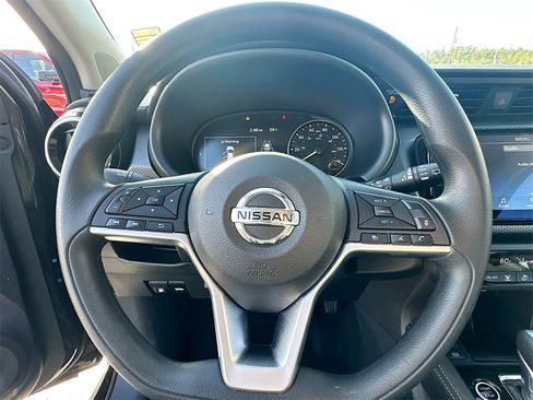 Used 2021 Nissan Kicks SV image 18