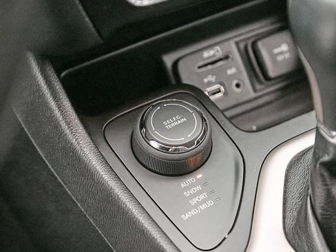 Used 2015 Jeep Cherokee Limited AWD/4WD image 20