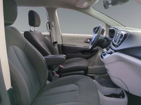 Used 2023 Chrysler Voyager LX FWD image 15
