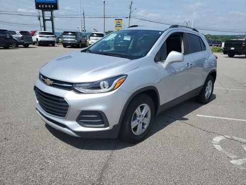 Used 2019 Chevrolet Trax LT w/ LT Convenience Package FWD image 2