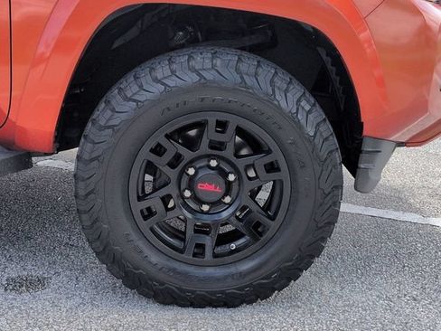 Used 2016 Toyota Tacoma TRD Sport w/ Premium & Technology Package AWD/4WD image 11
