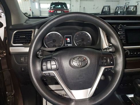 Used 2018 Toyota Highlander LE AWD/4WD image 20