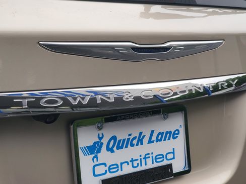 Used 2014 Chrysler Town & Country Limited w/ Luxury Group FWD image 6