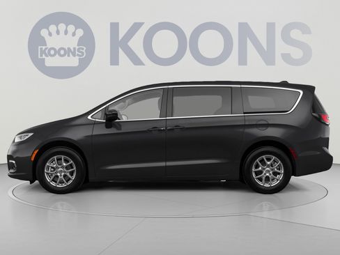 Used 2025 Chrysler Pacifica Limited FWD image 2