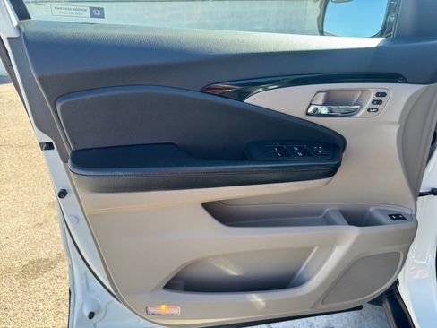 Used 2017 Honda Pilot Touring image 10