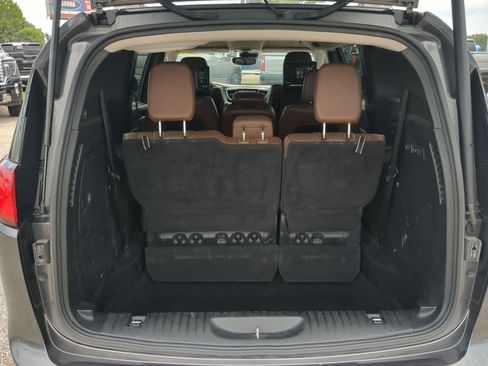Used 2019 Chrysler Pacifica Limited w/ Advanced Safetytec Group FWD image 23