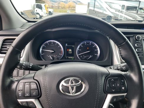 Used 2017 Toyota Highlander XLE image 7