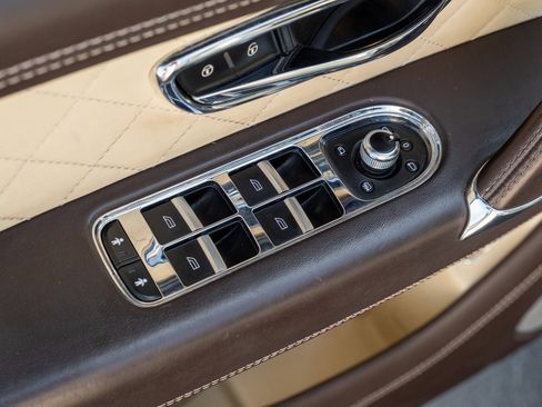 Used 2018 Bentley Bentayga Activity image 32