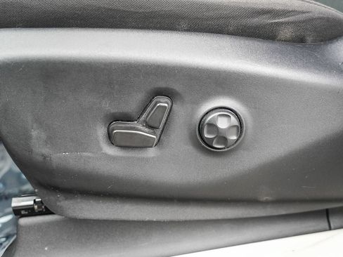 Used 2022 Chrysler Voyager LX FWD image 21