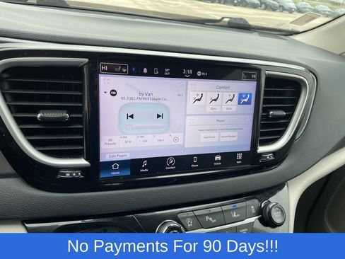 Used 2023 Chrysler Pacifica Touring-L FWD image 21