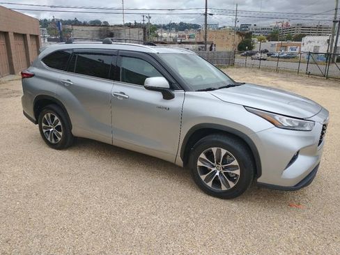 Used 2020 Toyota Highlander XLE image 23