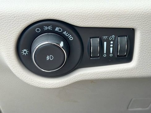 Used 2023 Chrysler Pacifica Touring-L FWD image 14