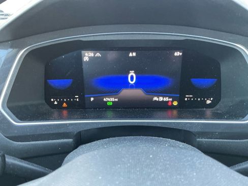 Used 2022 Volkswagen Tiguan SE w/ Panoramic Sunroof Package image 16