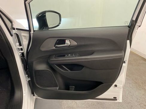 New 2027 Chrysler Pacifica Select FWD image 26