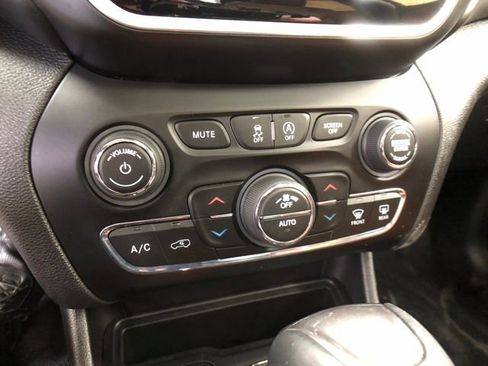Used 2019 Jeep Cherokee Overland w/ Technology Group image 17