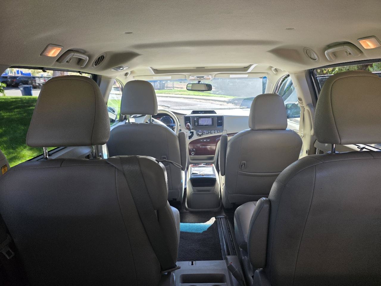 Used 2012 Toyota Sienna XLE FWD image 10