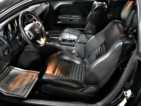 Used 2013 Dodge Challenger SXT image 40