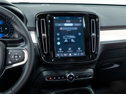 Certified 2025 Volvo XC40 B5 Core image 19