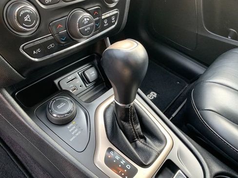 Used 2017 Jeep Cherokee Limited AWD/4WD image 24