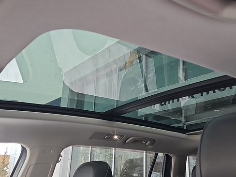 Certified 2021 Volkswagen Tiguan SE w/ Panoramic Sunroof Package image 9