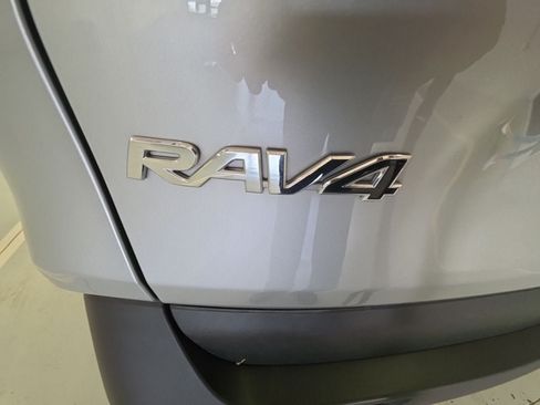 Used 2022 Toyota RAV4 XLE FWD image 6