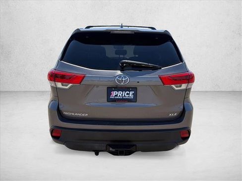 Used 2019 Toyota Highlander XLE FWD image 6