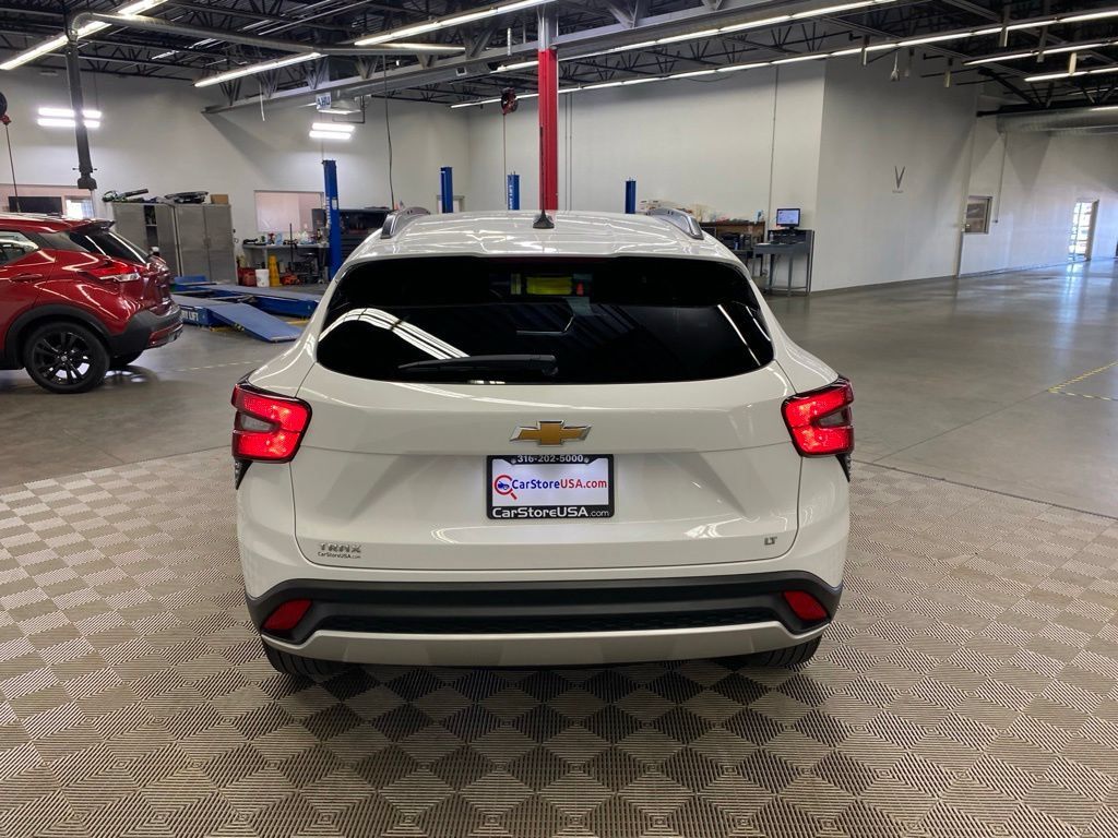 Used 2025 Chevrolet Trax LT w/ LT Convenience Package FWD image 5