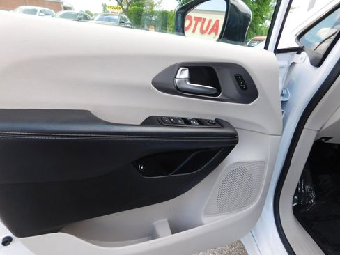 Used 2024 Chrysler Pacifica Limited FWD image 17