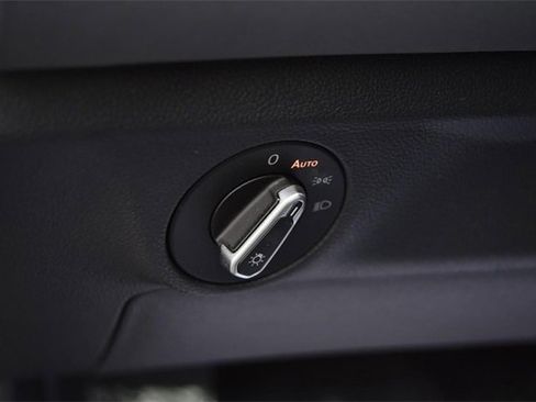 Certified 2025 Volkswagen Jetta SE w/ Sunroof Package image 11