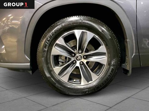 Used 2024 Toyota Highlander XLE image 10