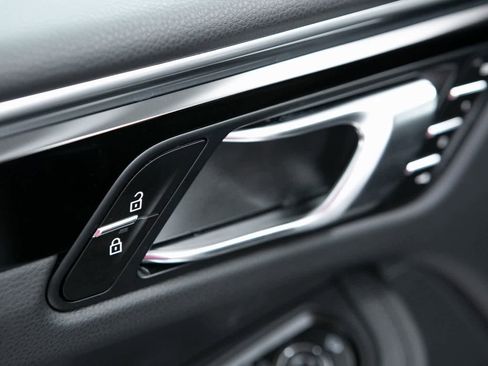 Certified 2025 Porsche Macan image 19