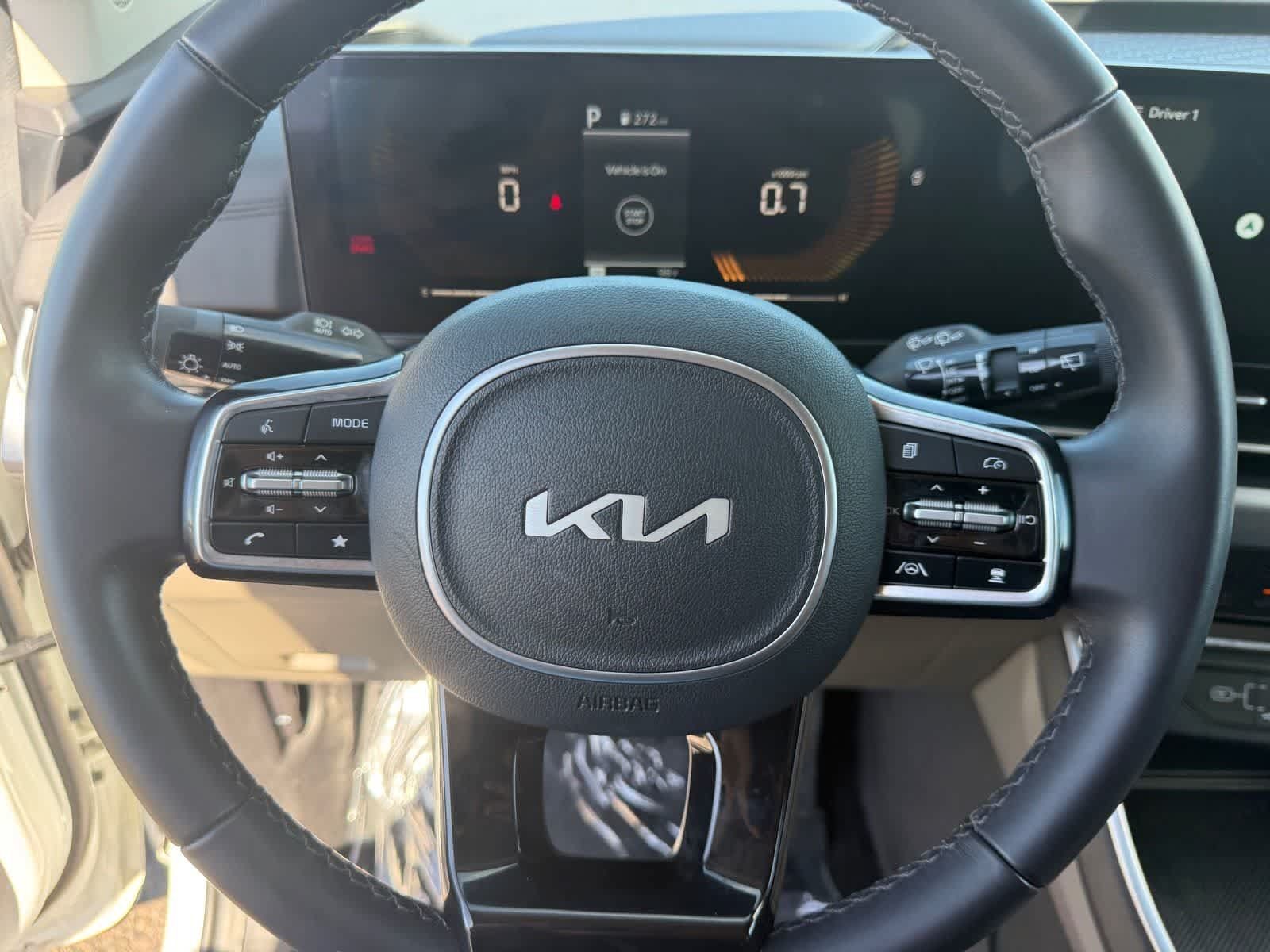 Used 2025 Kia Carnival FWD image 15