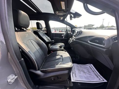 Used 2020 Chrysler Pacifica Limited w/ Advanced Safetytec Group FWD image 29