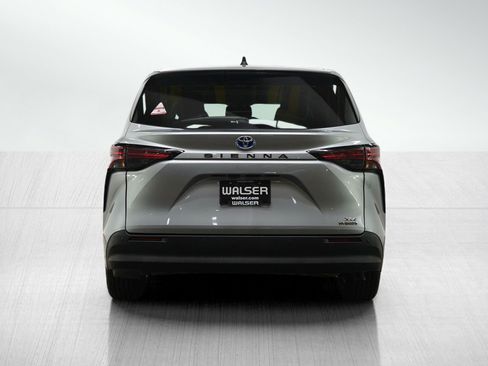 Used 2021 Toyota Sienna XLE image 4