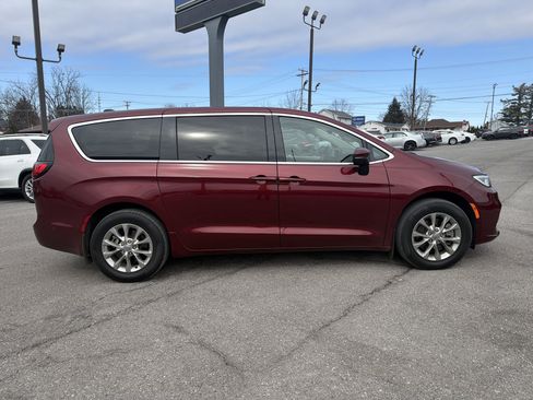 Used 2023 Chrysler Pacifica Touring-L image 2