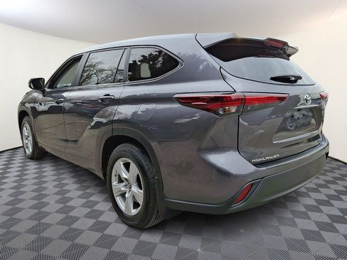 Used 2024 Toyota Highlander LE AWD/4WD image 4
