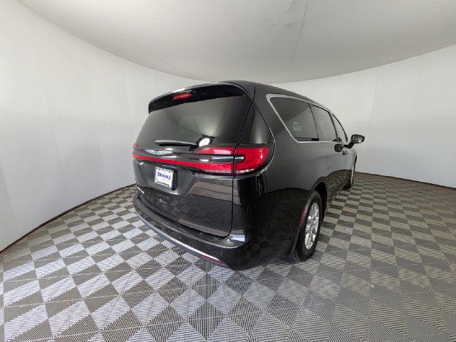 Used 2023 Chrysler Pacifica Touring-L FWD image 3