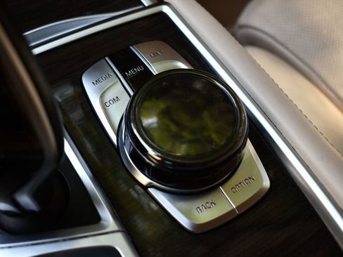 Used 2017 BMW 750i xDrive image 33