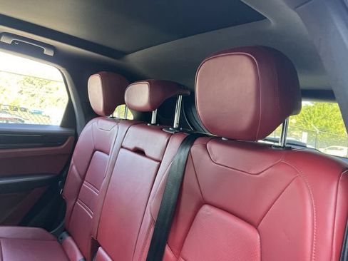 Used 2022 Porsche Cayenne AWD/4WD image 19