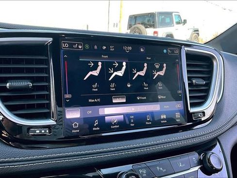 Used 2021 Chrysler Pacifica Limited w/ Uconnect Theater Family Group image 22