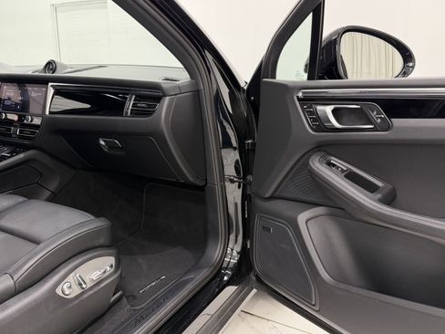 Certified 2025 Porsche Macan image 22