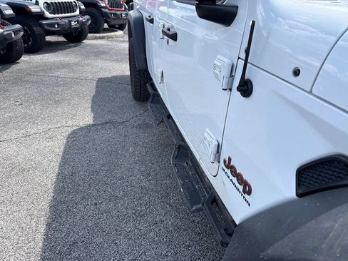 Used 2023 Jeep Gladiator Mojave AWD/4WD image 4