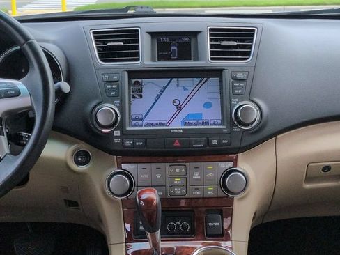 Used 2011 Toyota Highlander Limited w/ Tow Pkg FWD image 18