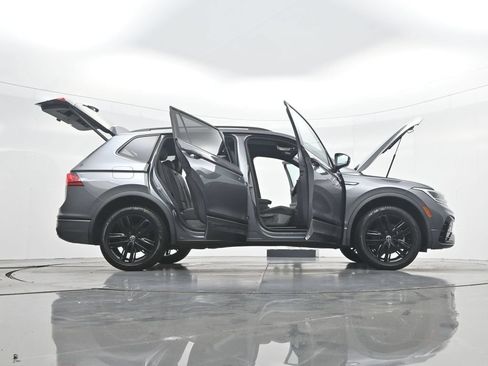 Used 2022 Volkswagen Tiguan SE R-Line AWD/4WD image 49
