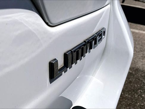 Used 2024 Jeep Grand Cherokee Limited w/ Luxury Tech Group II RWD image 12