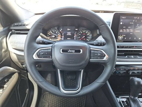Used 2025 Jeep Compass Latitude w/ Sun & Sound Group AWD/4WD image 23