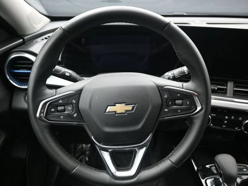 Used 2025 Chevrolet Trax LT w/ LT Convenience Package FWD image 15