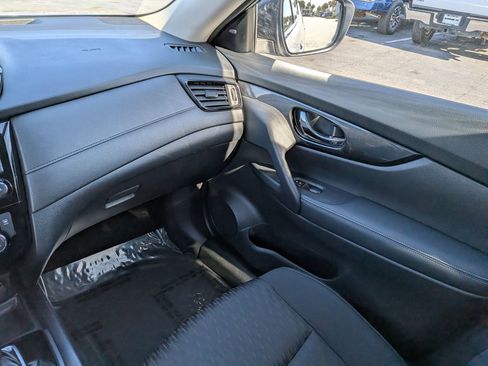 Used 2020 Nissan Rogue SV image 21