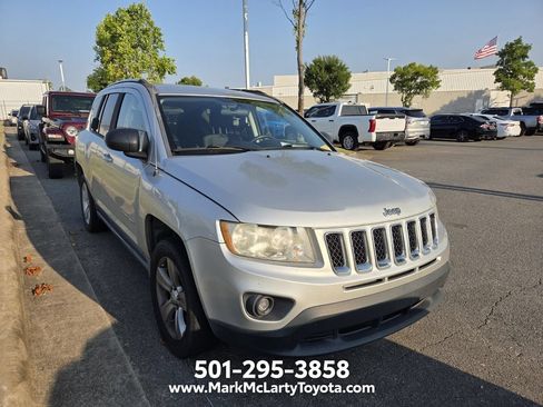Used 2013 Jeep Compass Latitude FWD image 3